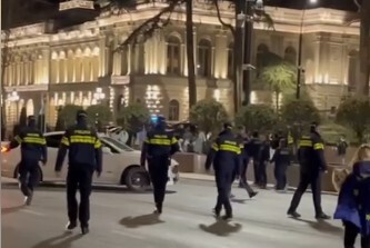 Силовики на проспекте Руставели в Тбилиси. 15 марта 2025 года. Стоп-кадр видео, опубликованного в телеграм-канале Tbilisi_life. Силовики на проспекте Руставели в Тбилиси. 15 марта 2025 года. Стоп-кадр видео, опубликованного в телеграм-канале Tbilisi_life.