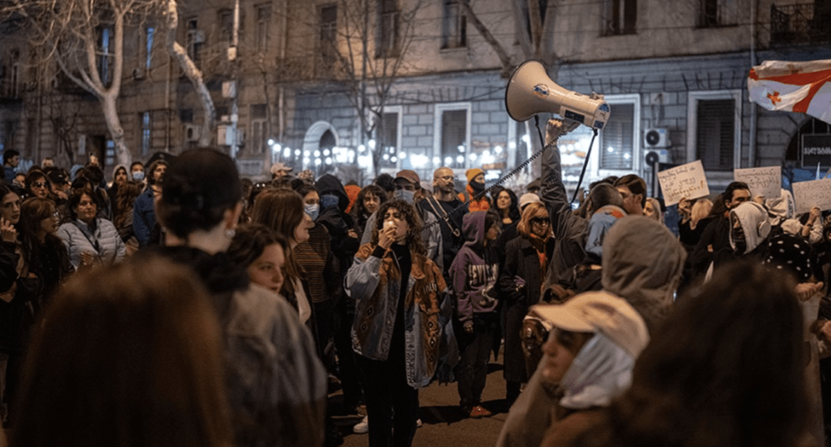 Участники акции протеста в Тбилиси. Скриншот фото Publika от 13.03.25, https://www.facebook.com/photo?fbid=1393887748677438&set=pcb.1393887855344094 (деятельность компании Meta, которая владеет Facebook, запрещена в России). Участники акции протеста в Тбилиси. Скриншот фото Publika от 13.03.25, https://www.facebook.com/photo?fbid=1393887748677438&set=pcb.1393887855344094 (деятельность компании Meta, которая владеет Facebook, запрещена в России).