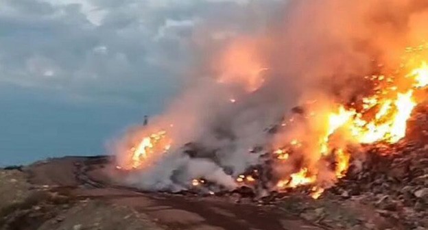 Пожар на мусорном полигоне у горы Щелба в Новороссийске. 13 марта 2025 г. Фото: t.me/kravchenko_glava_nvrsk Пожар на мусорном полигоне у горы Щелба в Новороссийске. 13 марта 2025 г. Фото: t.me/kravchenko_glava_nvrsk