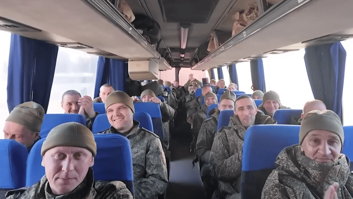 Вернувшиеся из плена бойцы. Стоп-кадр видео Минобороны России от 19.03.25, https://t.me/mod_russia/50322. Вернувшиеся из плена бойцы. Стоп-кадр видео Минобороны России от 19.03.25, https://t.me/mod_russia/50322.