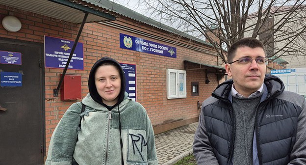 Лена Патяева и ее адвокат Евгений Литвинов. 20 марта 2025 г. Фото: https://t.me/endoflaw Лена Патяева и ее адвокат Евгений Литвинов. 20 марта 2025 г. Фото: https://t.me/endoflaw