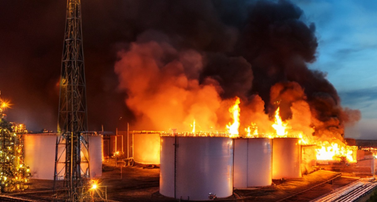 Пожар на нефтебазе. Иллюстрация создана «Кавказским узлом» с помощью ИИ в программе Photoshop Пожар на нефтебазе. Иллюстрация создана «Кавказским узлом» с помощью ИИ в программе Photoshop