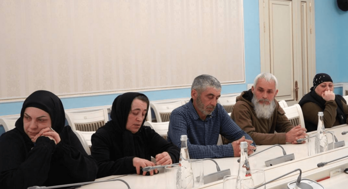 Родные убитых бойцов в администрации Махачкалы. Скриншот фото из Telegram-канала Юсупа Умавова от 19.03.25, https://t.me/YusupUmavow/4733. Родные убитых бойцов в администрации Махачкалы. Скриншот фото из Telegram-канала Юсупа Умавова от 19.03.25, https://t.me/YusupUmavow/4733.