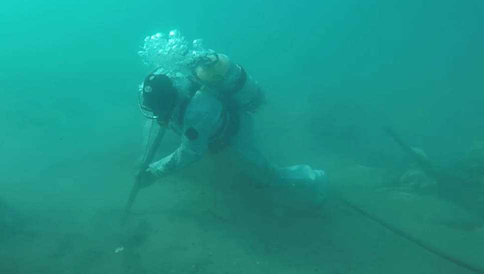 Водолаз собирает мазут на дне моря у Джемете. Стоп-кадр видео оперштаба Краснодарского края от 21.03.25, https://t.me/opershtab23/12866. Водолаз собирает мазут на дне моря у Джемете. Стоп-кадр видео оперштаба Краснодарского края от 21.03.25, https://t.me/opershtab23/12866.