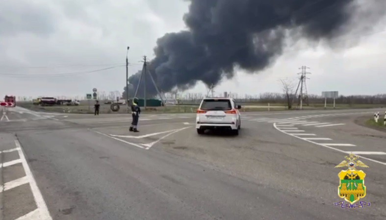 Дым от пожара на нефтебазе в Кавказском районе. Скриншот с видео телеграм-канала полиции Кубани "23 МВД" https://t.me/mvd_23/10324 Дым от пожара на нефтебазе в Кавказском районе. Скриншот с видео телеграм-канала полиции Кубани "23 МВД" https://t.me/mvd_23/10324