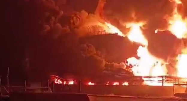 Пожар на нефтебазе Кавказской. 19 марта 2025 г. Фото: t.me/kropnews Пожар на нефтебазе Кавказской. 19 марта 2025 г. Фото: t.me/kropnews