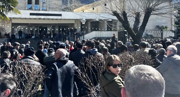 Акция протеста работников шахт в Чиатуре. Март 2025 г. Фото: https://www.newsgeorgia.ge/operator-shaht-v-chiatura-izvestil-sotni-rabochih-ob-uvolnenijah-po-sms/ Акция протеста работников шахт в Чиатуре. Март 2025 г. Фото: https://www.newsgeorgia.ge/operator-shaht-v-chiatura-izvestil-sotni-rabochih-ob-uvolnenijah-po-sms/