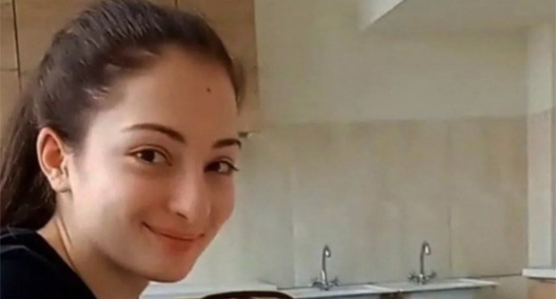 Анна Цоматова. Фото: https://chernovik.net/news/roditeli-anny-comartovoy-prosyat-prezidenta-rossii-vladimira-putina-pomoch-v-eyo-poiskakh Анна Цоматова. Фото: https://chernovik.net/news/roditeli-anny-comartovoy-prosyat-prezidenta-rossii-vladimira-putina-pomoch-v-eyo-poiskakh
