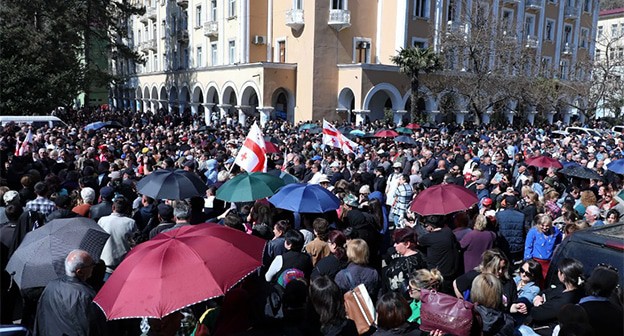 Акция протеста в Чиатуре, 15 марта 2025 года. Фото: Мтис Амбеби/Facebook принадлежит компании Meta деятельность которой запрещена в России