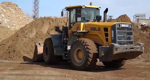 Вывоз замазученного песка в Воскресенском. Скриншот видео https://t.me/opershtab23/12909 Вывоз замазученного песка в Воскресенском. Скриншот видео https://t.me/opershtab23/12909