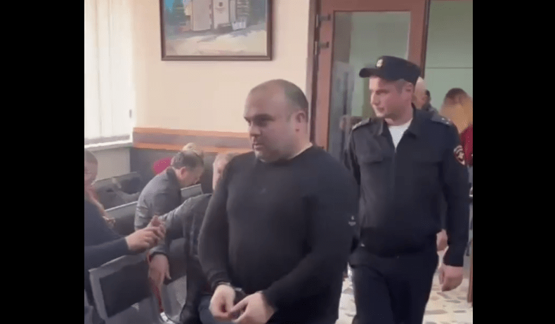 Владимир Ванян в суде. Стоп-кадр видео Объединенной пресс-службы судов Краснодарского края от 27.03.25, https://t.me/opskuban/1161.