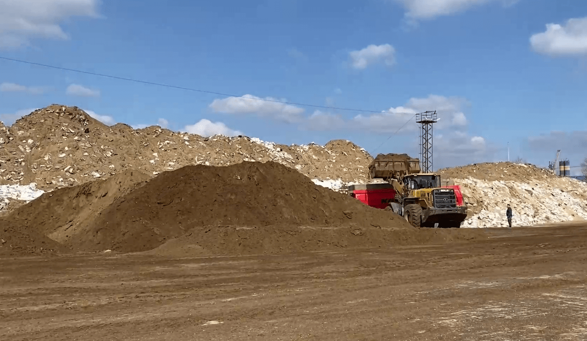 Состояние полигона в хуторе Воскресенский 22 марта 2025 года. Стоп-кадр видео оперштаба Краснодарского края, https://t.me/opershtab23/12878. Состояние полигона в хуторе Воскресенский 22 марта 2025 года. Стоп-кадр видео оперштаба Краснодарского края, https://t.me/opershtab23/12878.