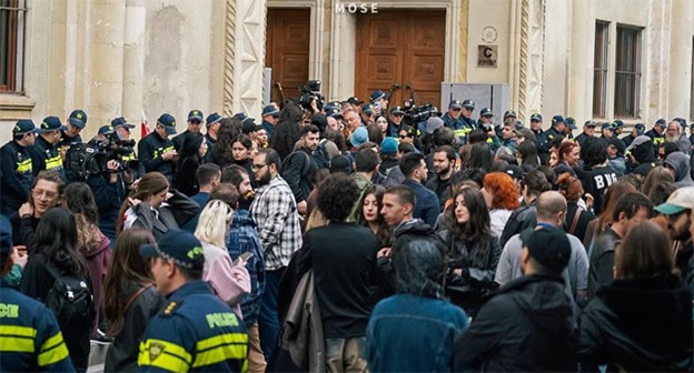 Акция протеста у парламента Грузии. 28 марта 2025 г. Фото: Facebook / Mo Se принадлежит компании Meta деятельность которой запрещена в России
Акция протеста у парламента Грузии. 28 марта 2025 г. Фото: Facebook / Mo Se принадлежит компании Meta деятельность которой запрещена в России