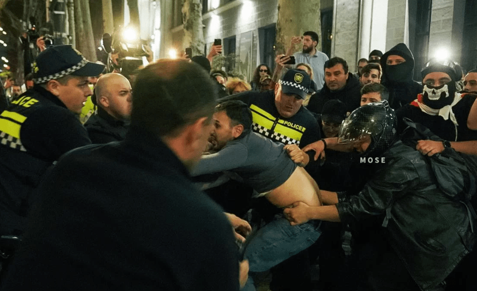 Задержания у парламента Грузии. Скриншот фото "Новости Грузии" от 28.03.25, https://www.newsgeorgia.ge/policija-zaderzhala-eshhe-neskolko-uchastnikov-protestnoj-akcii-v-tbilisi/ Задержания у парламента Грузии. Скриншот фото "Новости Грузии" от 28.03.25, https://www.newsgeorgia.ge/policija-zaderzhala-eshhe-neskolko-uchastnikov-protestnoj-akcii-v-tbilisi/