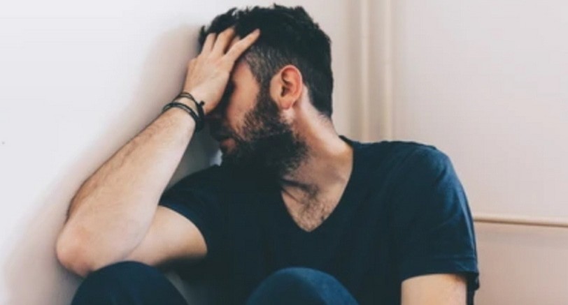 Пациент клиники лечения зависимости, фото: https://www.shutterstock.com/ru/image-photo/sad-young-man-sitting-corner-room-474370996 Пациент клиники лечения зависимости, фото: https://www.shutterstock.com/ru/image-photo/sad-young-man-sitting-corner-room-474370996