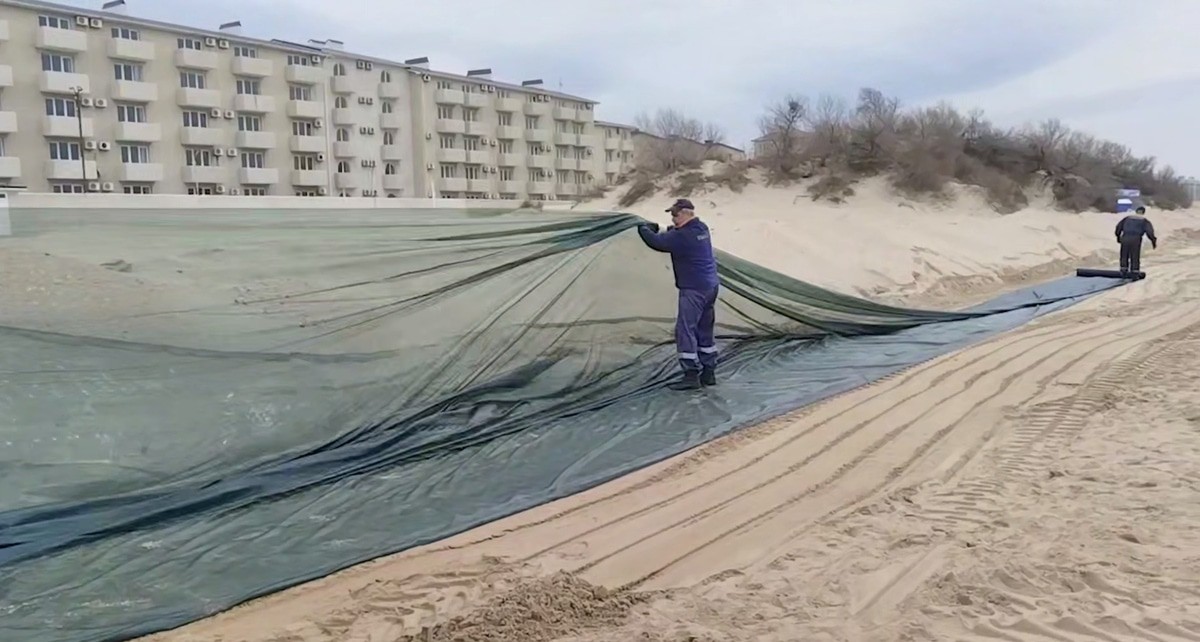 Сотрудники аварийно-спасательного отряда "Кубань-СПАС" около "Белого пляжа". Кадр видео оперштаба Кубани https://t.me/opershtab23/13007 Сотрудники аварийно-спасательного отряда "Кубань-СПАС" около "Белого пляжа". Кадр видео оперштаба Кубани https://t.me/opershtab23/13007