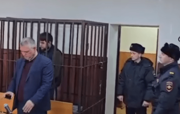 Мастер газовой службы в суде (в клетке). Стоп-кадр видео Ленинского суда Махачкалы от 29.03.25, https://vk.com/public217975679?z=clip-217975679_456239020%2Fb313ef693b8e25e457%2Fpl_wall_-217975679. Мастер газовой службы в суде (в клетке). Стоп-кадр видео Ленинского суда Махачкалы от 29.03.25, https://vk.com/public217975679?z=clip-217975679_456239020%2Fb313ef693b8e25e457%2Fpl_wall_-217975679.