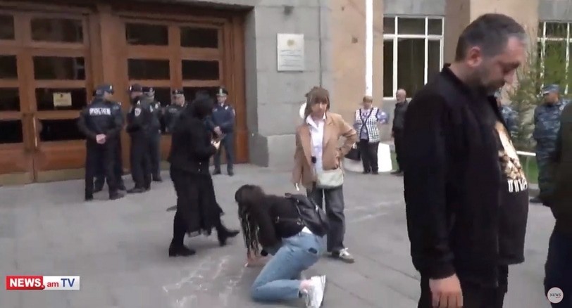 Участники акции протеста у здания Минтруда Армении. Ереван, 31 марта 2025 года. Кадр видео News.am https://news.am/rus/news/874841.html Участники акции протеста у здания Минтруда Армении. Ереван, 31 марта 2025 года. Кадр видео News.am https://news.am/rus/news/874841.html