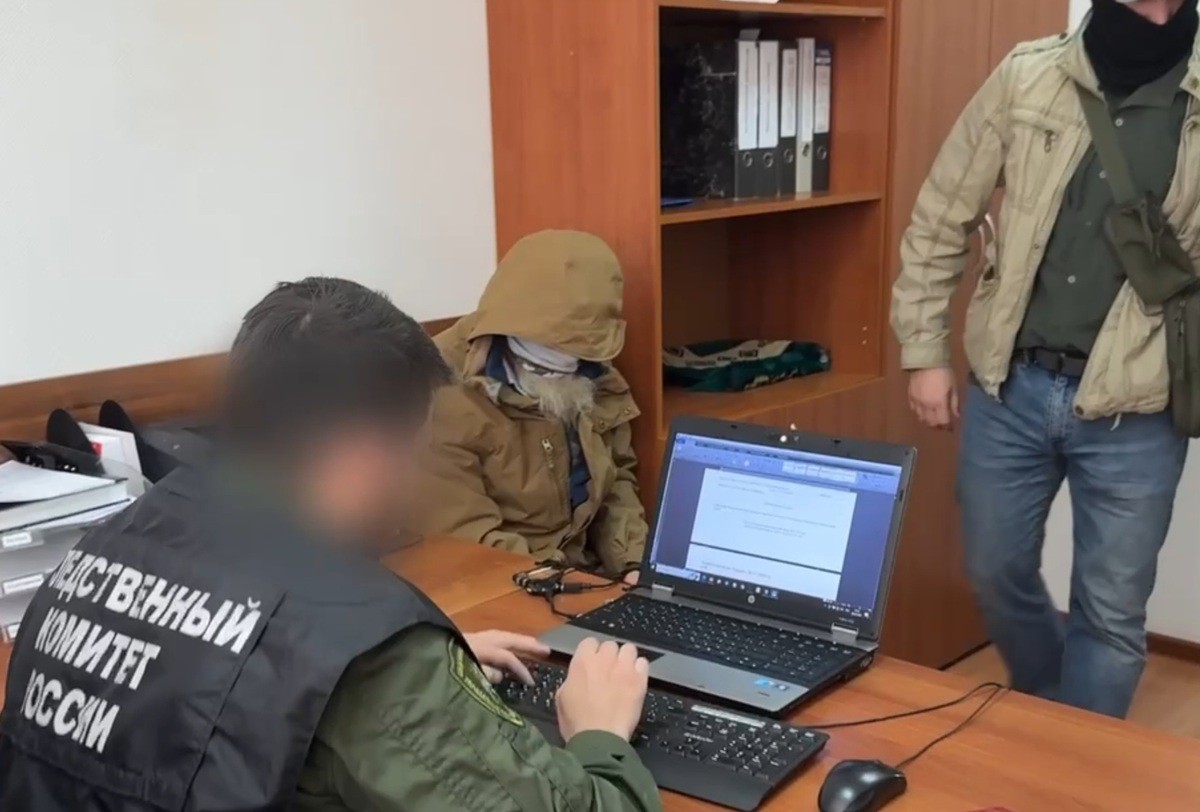 Обвиняемый в кабинете следователя. Стоп-кадр видео управления Следкома России по Ингушетии от 29.03.25, https://t.me/su_skr06/3274.
Обвиняемый в кабинете следователя. Стоп-кадр видео управления Следкома России по Ингушетии от 29.03.25, https://t.me/su_skr06/3274.