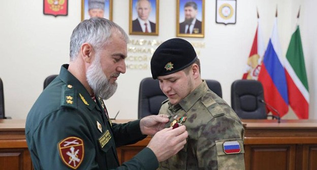 Награждение Адама Кадырова (справа). 27 марта 2025 г. Фото: https://www.grozny-inform.ru/news/politic/170122/ Награждение Адама Кадырова (справа). 27 марта 2025 г. Фото: https://www.grozny-inform.ru/news/politic/170122/