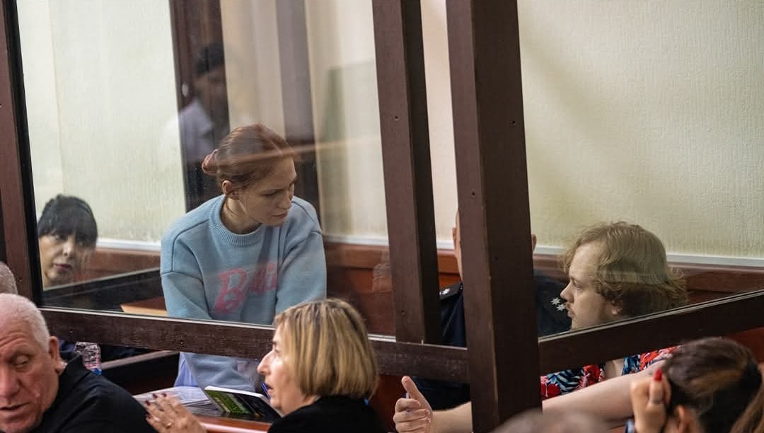 Анастасия Зиновкина и Артем Грибуль в суде, 1 апреля 2025 года. Фото: Mindia Gabadze / Publika.ge Анастасия Зиновкина и Артем Грибуль в суде, 1 апреля 2025 года. Фото: Mindia Gabadze / Publika.ge