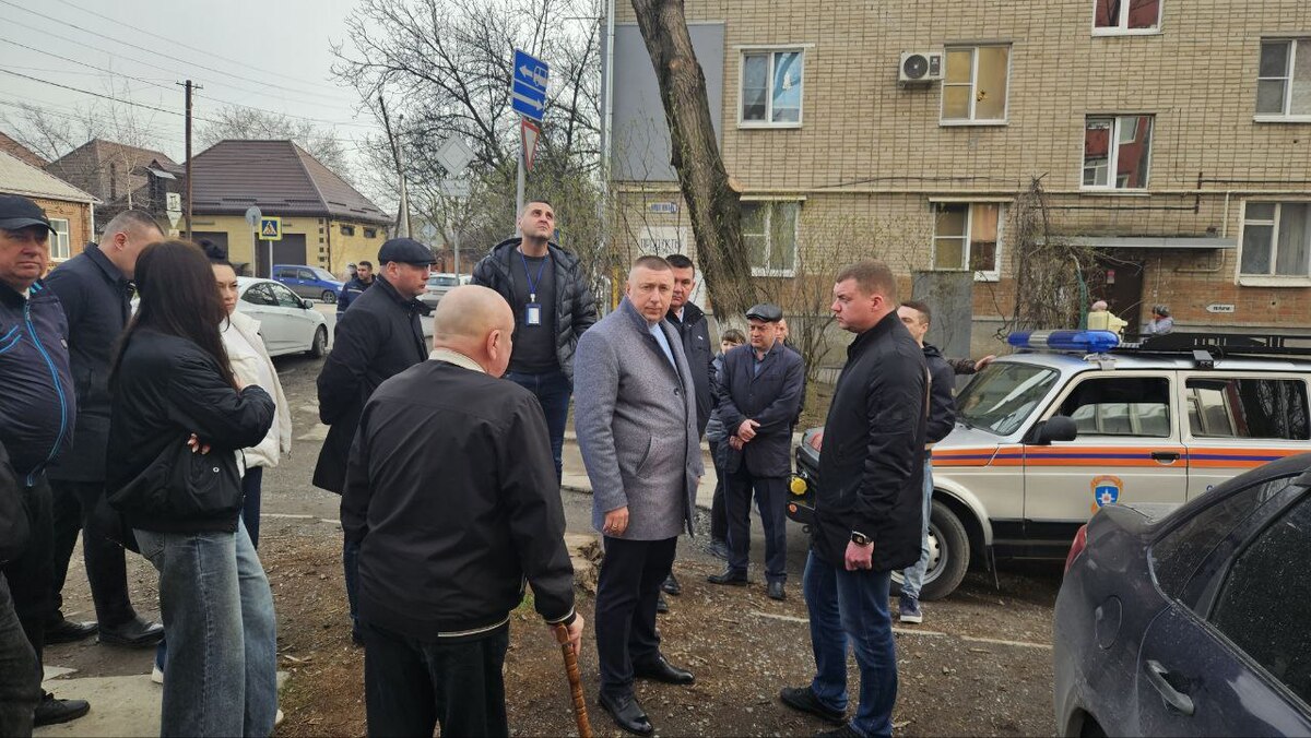 Жильцы пострадавшего дома и представители местной администрации возле дома, попавшего под атаку БПЛА. Скриншот публикации в телеграм-канале главы Таганрога Светланы Камбуловой https://t.me/KambulovaSvetlana/5176 Жильцы пострадавшего дома и представители местной администрации возле дома, попавшего под атаку БПЛА. Скриншот публикации в телеграм-канале главы Таганрога Светланы Камбуловой https://t.me/KambulovaSvetlana/5176