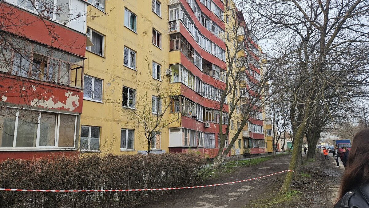 Дом на улице Лизы Чайкиной в Таганроге после ночной атаки БПЛА. Скриншот публикации в телеграм-канале главы Таганрога Светланы Камбуловой https://t.me/KambulovaSvetlana/5176 Дом на улице Лизы Чайкиной в Таганроге после ночной атаки БПЛА. Скриншот публикации в телеграм-канале главы Таганрога Светланы Камбуловой https://t.me/KambulovaSvetlana/5176