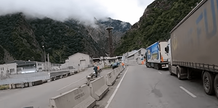 КПП "Верхний Ларс". Скриншот видео YouTube-канал Michael the Trucker КПП "Верхний Ларс". Скриншот видео YouTube-канал Michael the Trucker