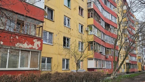 Выбитые окна в доме на улице Лизы Чайкиной в Таганроге после ночной атаки БПЛА. Скриншот публикации в телеграм-канале главы Таганрога Светланы Камбуловой https://t.me/KambulovaSvetlana/5176 Выбитые окна в доме на улице Лизы Чайкиной в Таганроге после ночной атаки БПЛА. Скриншот публикации в телеграм-канале главы Таганрога Светланы Камбуловой https://t.me/KambulovaSvetlana/5176