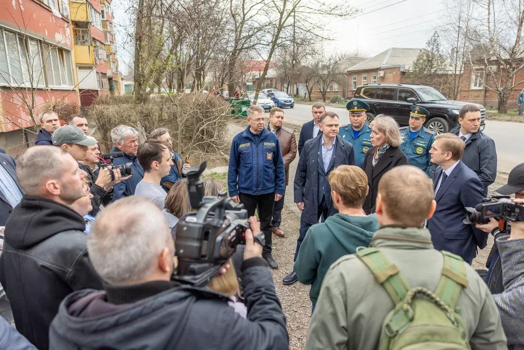 Врио губернатора Ростовской области Юрий Слюсарь и глава Таганрога Светлана Камбулова общаются с жителями пострадавшего дома на улице Лизы Чайкиной. Скриншот публикации в телеграм-канале главы Таганрога https://t.me/KambulovaSvetlana/5182 Врио губернатора Ростовской области Юрий Слюсарь и глава Таганрога Светлана Камбулова общаются с жителями пострадавшего дома на улице Лизы Чайкиной. Скриншот публикации в телеграм-канале главы Таганрога https://t.me/KambulovaSvetlana/5182