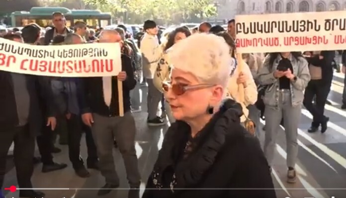 Протестная акция карабахских беженцев в Ереване. 3 апреля 2025 года. Стоп-кадр видео https://www.youtube.com/watch?v=fQZ0jG-2wvw Протестная акция карабахских беженцев в Ереване. 3 апреля 2025 года. Стоп-кадр видео https://www.youtube.com/watch?v=fQZ0jG-2wvw