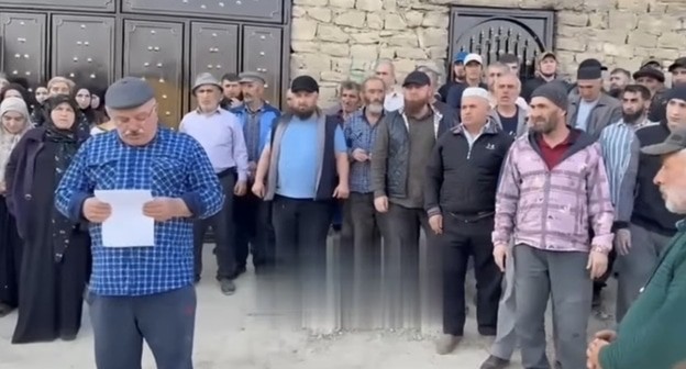 Жители Гулли обращаются к Меликову. Кадр видео "Дагестан Сегодня" www.youtube.com/watch?v=UItv9DUnx7k Жители Гулли обращаются к Меликову. Кадр видео "Дагестан Сегодня" www.youtube.com/watch?v=UItv9DUnx7k
