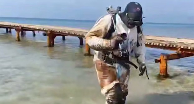 Водолаз несет грунт с мазутом. Скриншот видео от 1 апреля 2025 г. https://t.me/opershtab23/13060 Водолаз несет грунт с мазутом. Скриншот видео от 1 апреля 2025 г. https://t.me/opershtab23/13060