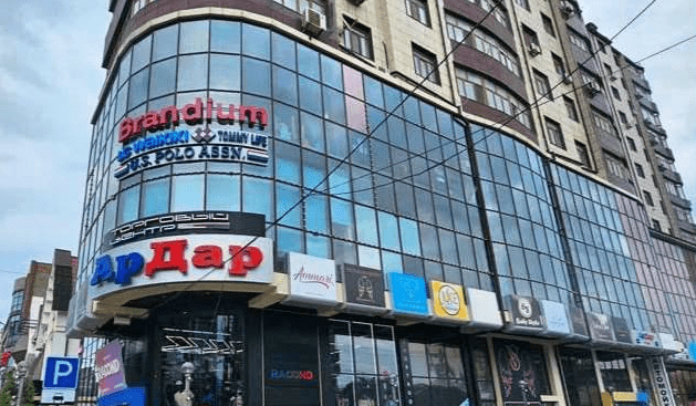 ТЦ "Ардар" в Махачкале. Скриншот фото из Telegram-канала РГВК "Дагестан" от 05.04.25, https://t.me/RGVKDAGESTAN/37107. ТЦ "Ардар" в Махачкале. Скриншот фото из Telegram-канала РГВК "Дагестан" от 05.04.25, https://t.me/RGVKDAGESTAN/37107.