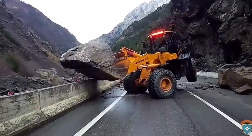 Расчистка Транскама. Кадр видео из телеграм-канала МЧС Южной Осетии https://t.me/mchsruo/3445