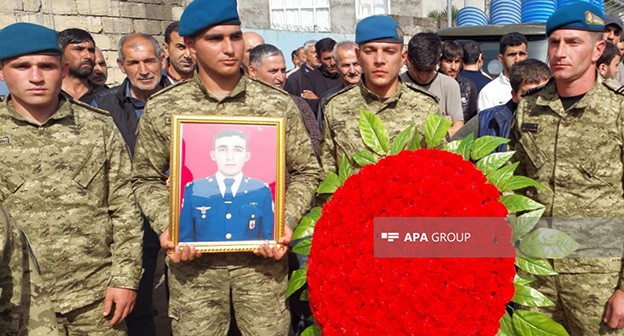 Похороны Аскера Мусазаде. 7 апреля 2025 года. Фото: APA https://ru.apa.az/incident/vozbuzdeno-ugolovnoe-delo-po-faktu-gibeli-voennosluzashhego-podorvavsegosya-v-rezultate-vzryva-boepripasa-v-dzabrailskom-raione-607026 Похороны Аскера Мусазаде. 7 апреля 2025 года. Фото: APA https://ru.apa.az/incident/vozbuzdeno-ugolovnoe-delo-po-faktu-gibeli-voennosluzashhego-podorvavsegosya-v-rezultate-vzryva-boepripasa-v-dzabrailskom-raione-607026