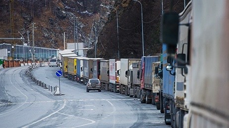 Очередь грузовиков на Военно-Грузинской дороге. Фото: https://region15.ru/bolee-780-gruzovikov-skopilos-v-ocheredi-na-vyezd-iz-rossii-v-storonu-gruzii/ Очередь грузовиков на Военно-Грузинской дороге. Фото: https://region15.ru/bolee-780-gruzovikov-skopilos-v-ocheredi-na-vyezd-iz-rossii-v-storonu-gruzii/