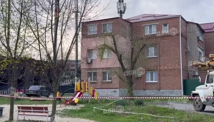 Дом в Аксае, куда упал беспилотник. Кадр видео из телеграм-канала Privet-Rostov.ru https://t.me/privet_rostov_ru/64723 Дом в Аксае, куда упал беспилотник. Кадр видео из телеграм-канала Privet-Rostov.ru https://t.me/privet_rostov_ru/64723