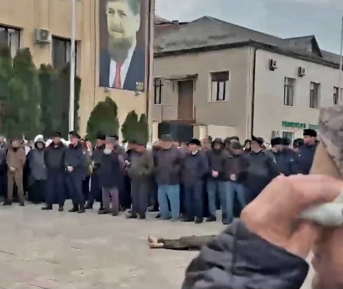 Труп убитого в Ачхой-Мартане выставлен на площади перед администрацией. Стоп-кадр видео, опубликованного в телеграм-канале "ЧП Кавказ" Труп убитого в Ачхой-Мартане выставлен на площади перед администрацией. Стоп-кадр видео, опубликованного в телеграм-канале "ЧП Кавказ"