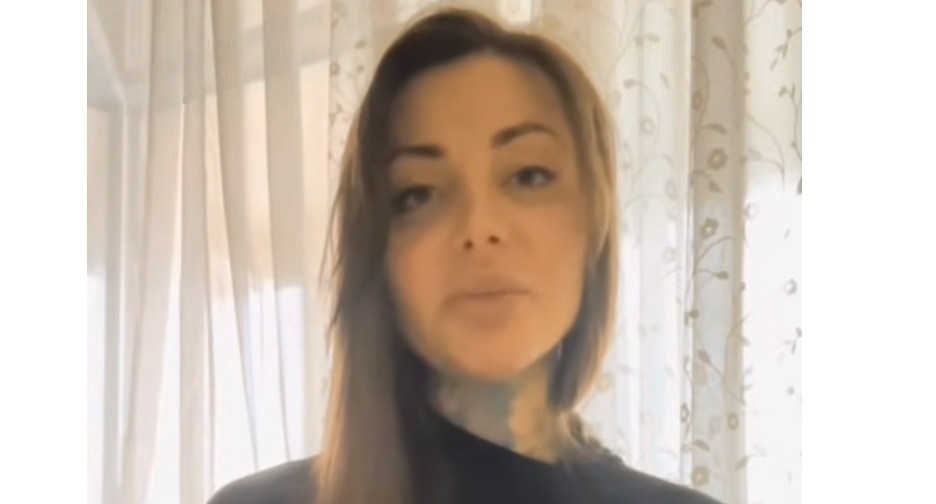 Анастасия Гойсан. Кадр видеообращения в YouTube-канале Шамиля Хадулаева www.youtube.com/watch?v=ysx0AhOwdSw
У Анастасия Гойсан. Кадр видеообращения в YouTube-канале Шамиля Хадулаева www.youtube.com/watch?v=ysx0AhOwdSw
У
