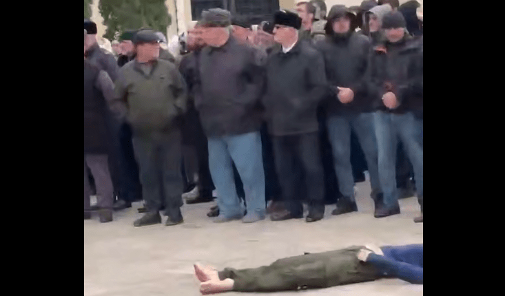 Митинг над телом убитого при атаке на пост ДПС подростка. Стоп-кадр видео из Telegram-канала Тумсо Абдурахманова (признан иноагентом) от 09.04.25, https://t.me/abusaddamshishani/6578 Митинг над телом убитого при атаке на пост ДПС подростка. Стоп-кадр видео из Telegram-канала Тумсо Абдурахманова (признан иноагентом) от 09.04.25, https://t.me/abusaddamshishani/6578