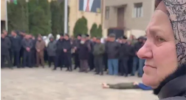 Митинг над телом убитого при атаке на пост ДПС подростка. Стоп-кадр видео из Telegram-канала Тумсо Абдурахманова (признан иноагентом) от 09.04.25, https://t.me/abusaddamshishani/6578 Митинг над телом убитого при атаке на пост ДПС подростка. Стоп-кадр видео из Telegram-канала Тумсо Абдурахманова (признан иноагентом) от 09.04.25, https://t.me/abusaddamshishani/6578
