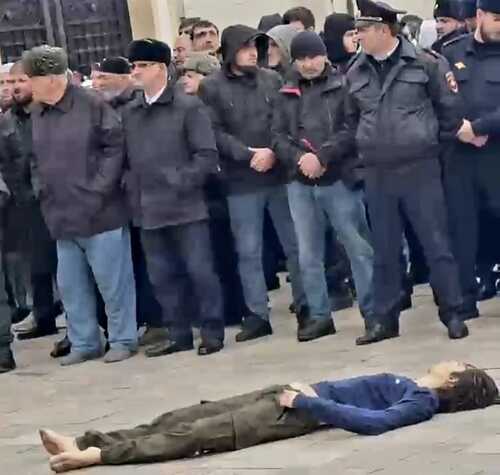 Митинг над телом убитого силовиками в Ачхой-Мартане. Стоп-кадр видео, обнародованного оппозиционным властям Чечни телеграм-каналом.