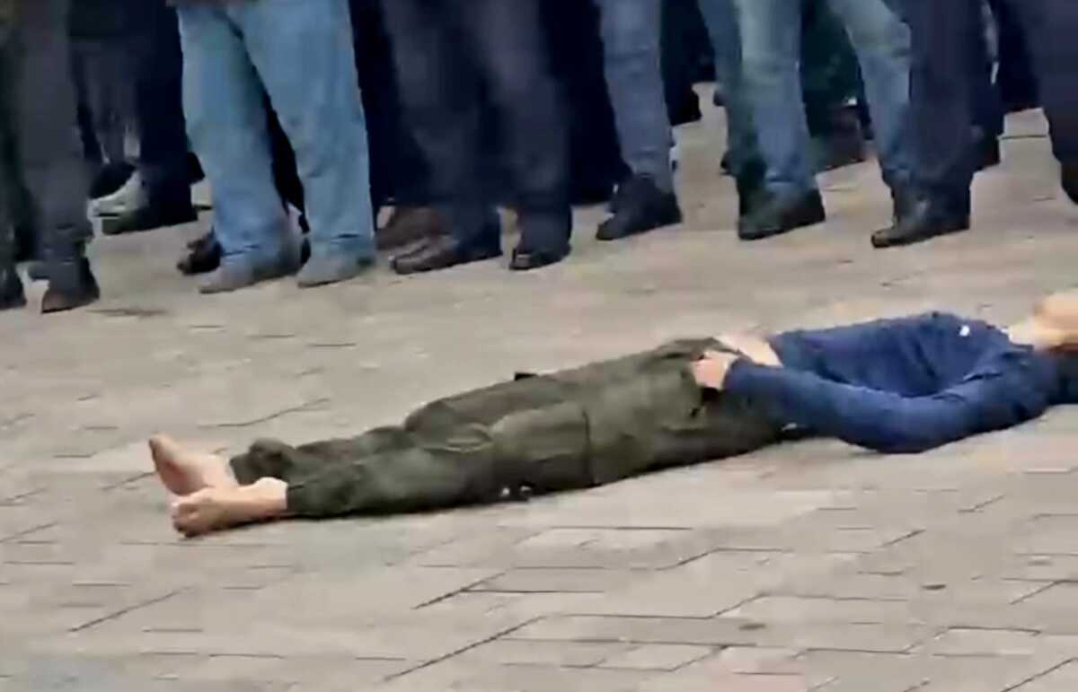 Митинг над телом убитого силовиками в Ачхой-Мартане. Стоп-кадр видео, обнародованного оппозиционным властям Чечни телеграм-каналом. Митинг над телом убитого силовиками в Ачхой-Мартане. Стоп-кадр видео, обнародованного оппозиционным властям Чечни телеграм-каналом.