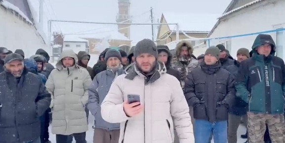 Жители села Хубар выражают протест против генплана и требуют восстановить земельные интересы сельчан. Кадр из видео: https://t.me/chernovik/82981
Жители села Хубар выражают протест против генплана и требуют восстановить земельные интересы сельчан. Кадр из видео: https://t.me/chernovik/82981