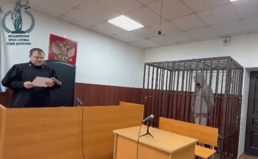 Судья и арестованный в зале суда. Стоп-кадр видео Telegram-канала "Фемида Дагестана" от 12.04.25, https://t.me/Femida_Dagestana/67. Судья и арестованный в зале суда. Стоп-кадр видео Telegram-канала "Фемида Дагестана" от 12.04.25, https://t.me/Femida_Dagestana/67.