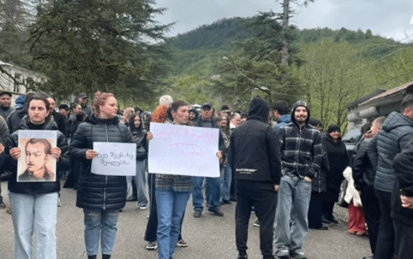 Акция протеста в Сулори. Скриншот фото "Интерпрессньюс" от 12.04.25, https://www.interpressnews.ge/ru/article/167858-v-vani-prokhodit-aktsiia-protesta-protiv-stroitelstva-sulori-ges