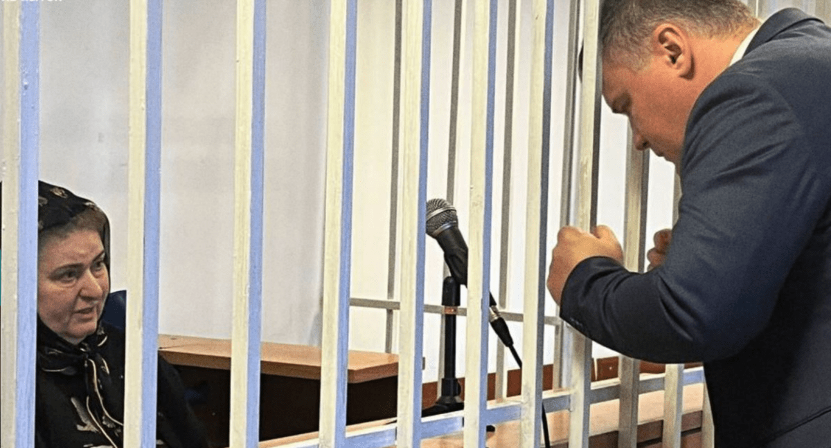 Зарема Мусаева и адвокат Александр Немов. Скриншот фото из Telegram-канала Команды против пыток(признана иноагентом) от 18.12.24, https://t.me/no_torture/3481 Зарема Мусаева и адвокат Александр Немов. Скриншот фото из Telegram-канала Команды против пыток(признана иноагентом) от 18.12.24, https://t.me/no_torture/3481