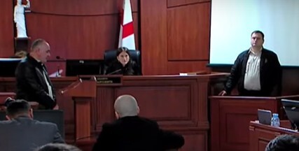 Суд по делу Мзии Амаглобели допрашивает сотрудника полиции Батуми. Стоп-кадр видеосюжета TV. Pirveli. Суд по делу Мзии Амаглобели допрашивает сотрудника полиции Батуми. Стоп-кадр видеосюжета TV. Pirveli.