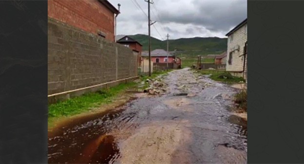 Затопление улиц стоками с мусорного полигона. 16 апреля 2025 г. Скриншот видео https://t.me/chernovik_new/1910 Затопление улиц стоками с мусорного полигона. 16 апреля 2025 г. Скриншот видео https://t.me/chernovik_new/1910